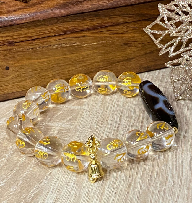 Бусина Дзи "Бог Богатства" в браслете из горного хрусталя с мантрами
