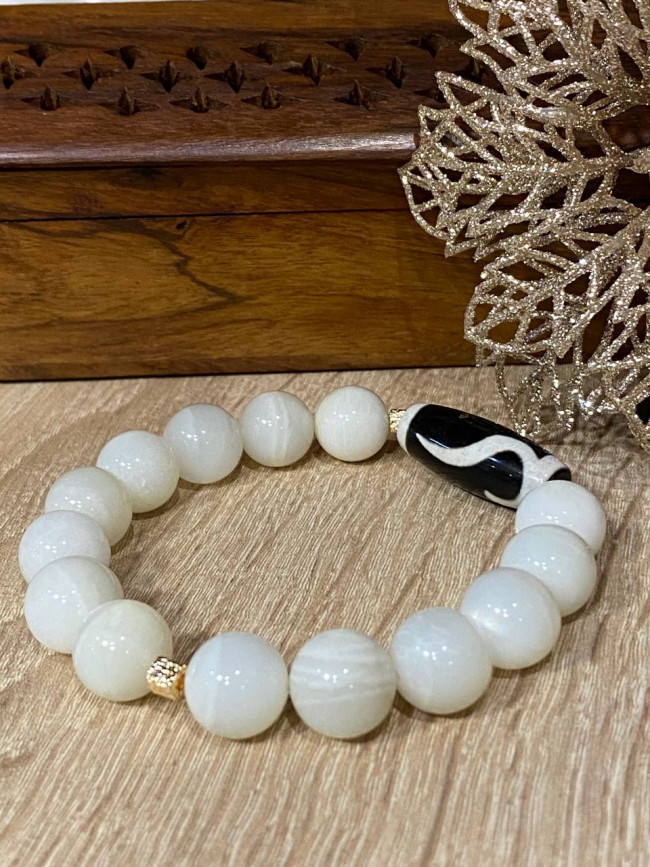 Бусина Дзи "Золотой ключ" в браслете из лунного камня