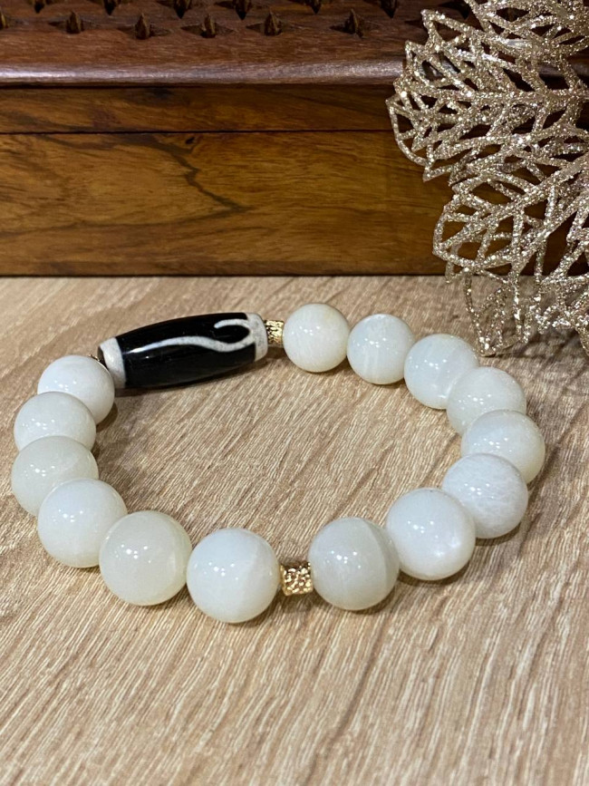 Бусина Дзи "Золотой ключ" в браслете из лунного камня