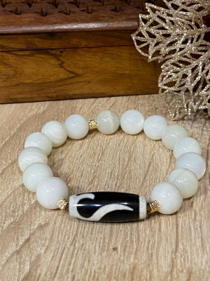 Бусина Дзи "Золотой ключ" в браслете из лунного камня Бусина Дзи "Золотой ключ" в браслете из лунного камня