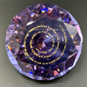 Сиреневый кристалл с мантрой, приумножающей драгоценности