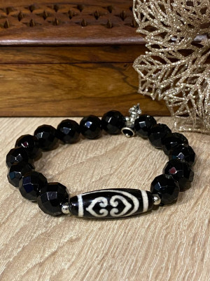 Бусина Дзи "Два сердца Будды" в браслете из чёрного агата Бусина Дзи "Два сердца Будды" в браслете из чёрного агата