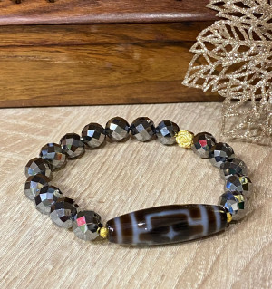 Бусина Дзи "Пинан" в браслете из граненого гематита Бусина Дзи "Пинан" в браслете из граненого гематита