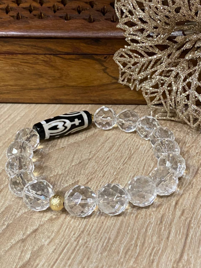 Бусина Дзи "Нектарный сосуд" в браслете из горного хрусталя