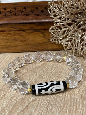 Бусина Дзи "Нектарный сосуд" в браслете из горного хрусталя Бусина Дзи "Нектарный сосуд" в браслете из горного хрусталя