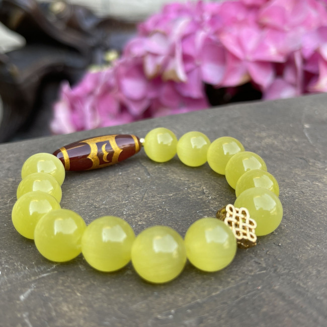 Бусина Дзи Птицы в браслете из желтого кошачьего глаза Бусина Дзи Птицы в браслете из желтого кошачьего глаза