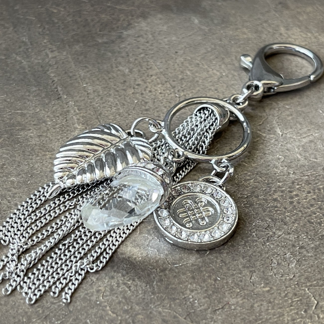 Брелок-подвеска "Мистический узел с листом Бодхи и кристаллом" Брелок-подвеска "Мистический узел с листом Бодхи и кристаллом"