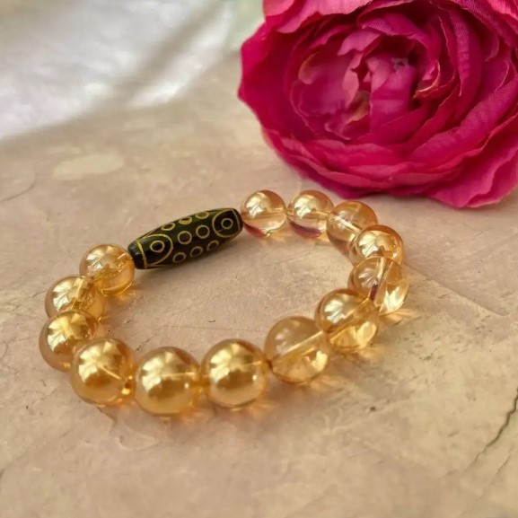 Бусина Дзи 21 глаз в браслете из золотистого кварца