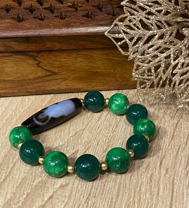 Бусина Дзи "Богиня Тара" в браслете из агата зеленого