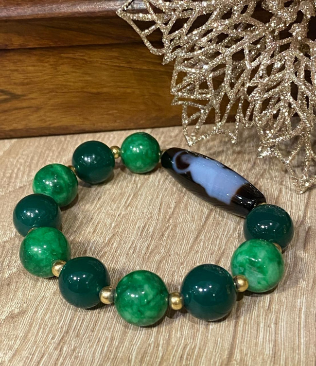 Бусина Дзи "Богиня Тара" в браслете из агата зеленого