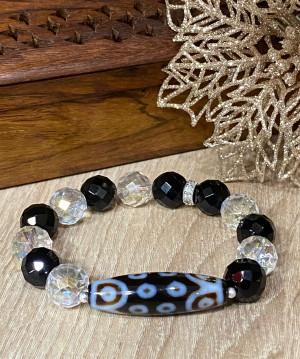 Бусина Дзи 21 глаз в браслете из черного агата и граненного горного хрусталя
