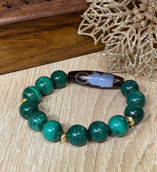 Бусина Дзи "Богиня Тара " в браслете из малахита Бусина Дзи "Богиня Тара " в браслете из малахита