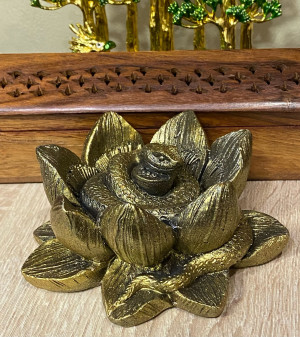 Фигурка "Змея в лотосе"