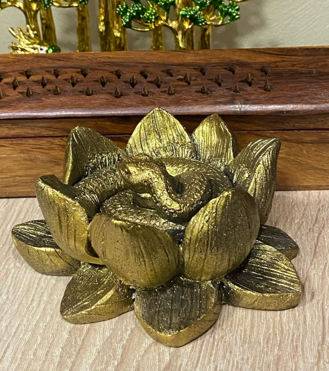 Фигурка "Змея в лотосе"