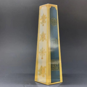 Стеклянная пагода с благоприятными символами