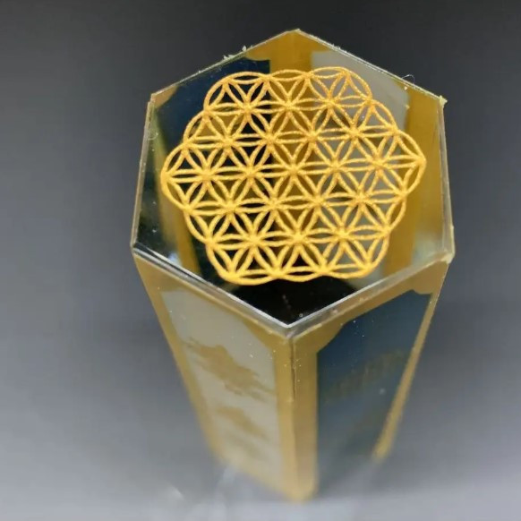 Стеклянная пагода с благоприятными символами