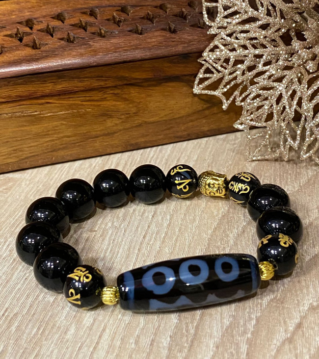 Бусина Дзи 5 глаз в браслете из черного агата с мантрами и Буддой