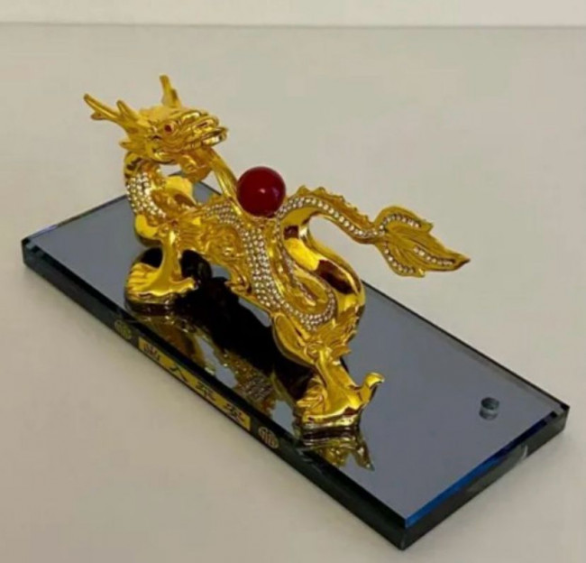 Золотой металлический дракон на подставке