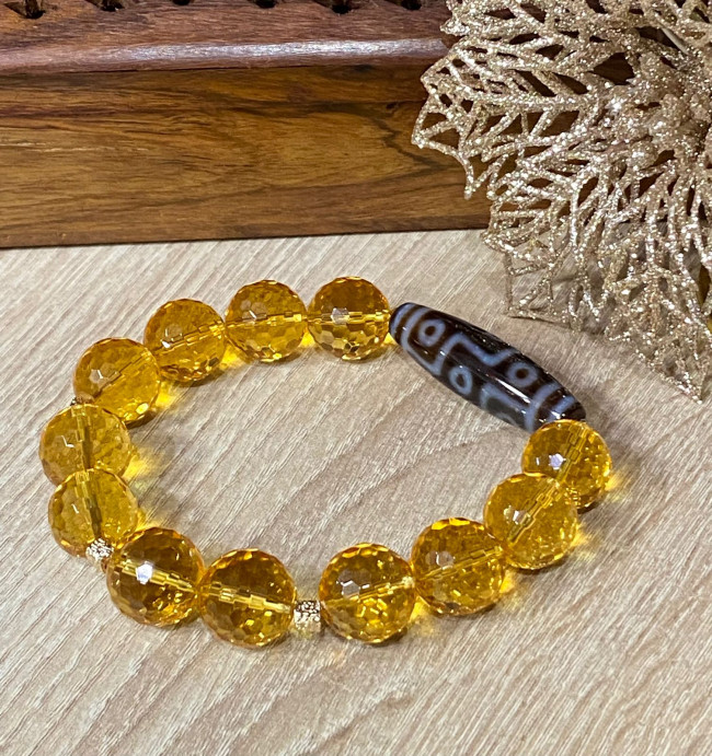 Бусина Дзи 9 глаз в браслете из гидротермального цитрина