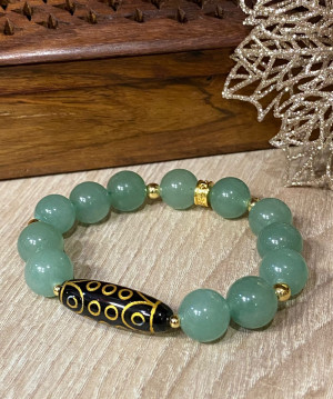 Бусина Дзи 21 глаз в браслете из нефрита Бусина Дзи 21 глаз в браслете из нефрита