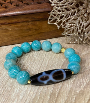 Бусина Дзи "Бог Богатсва" в браслете из амазонита Бусина Дзи "Бог Богатсва" в браслете из амазонита