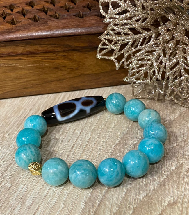 Бусина Дзи "Бог Богатсва" в браслете из амазонита Бусина Дзи "Бог Богатсва" в браслете из амазонита