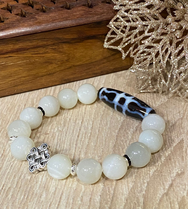 Бусина Дзи "Ваджра" в браслете из лунного камня с мистическим узлом Бусина Дзи "Ваджра" в браслете из лунного камня с мистическим узлом