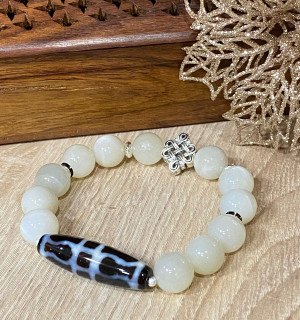 Бусина Дзи "Ваджра" в браслете из лунного камня с мистическим узлом