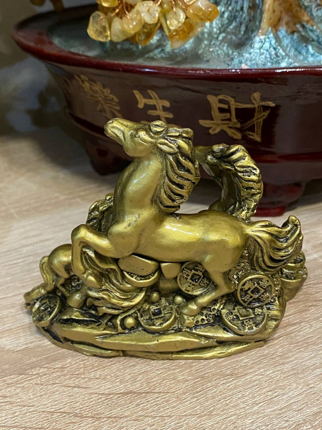 Фигурка "Три денежные лошади на монетах" Фигурка "Три денежные лошади на монетах"