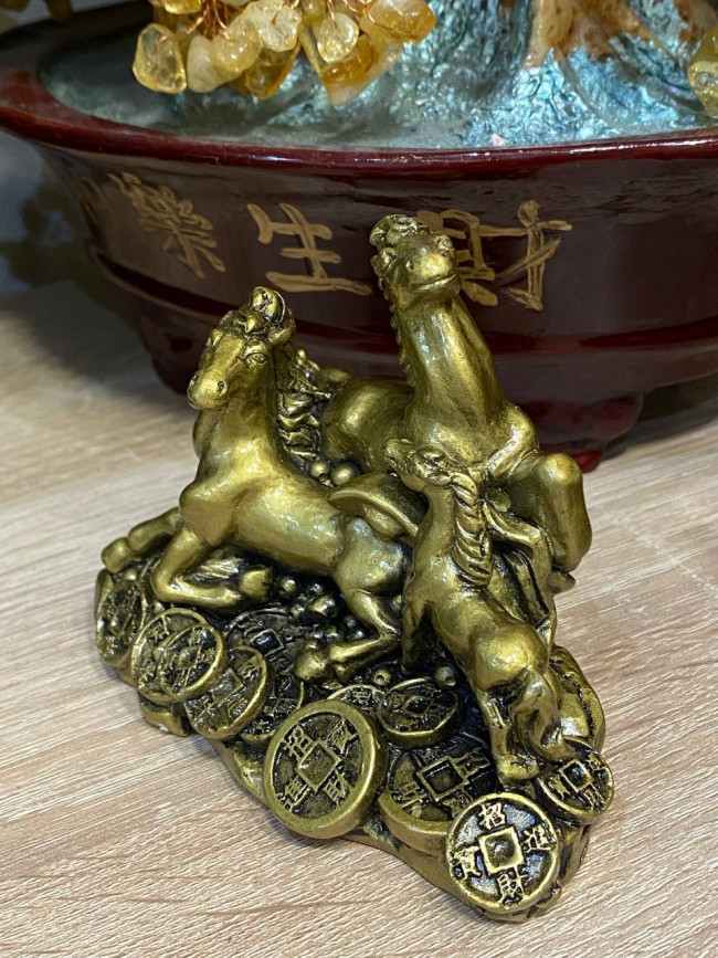 Фигурка "Три денежные лошади на монетах" Фигурка "Три денежные лошади на монетах"