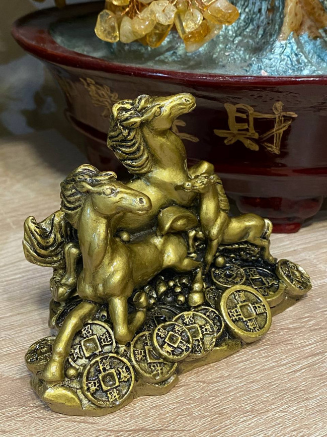 Фигурка "Три денежные лошади на монетах" Фигурка "Три денежные лошади на монетах"