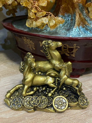 Фигурка "Три денежные лошади на монетах" Фигурка "Три денежные лошади на монетах"