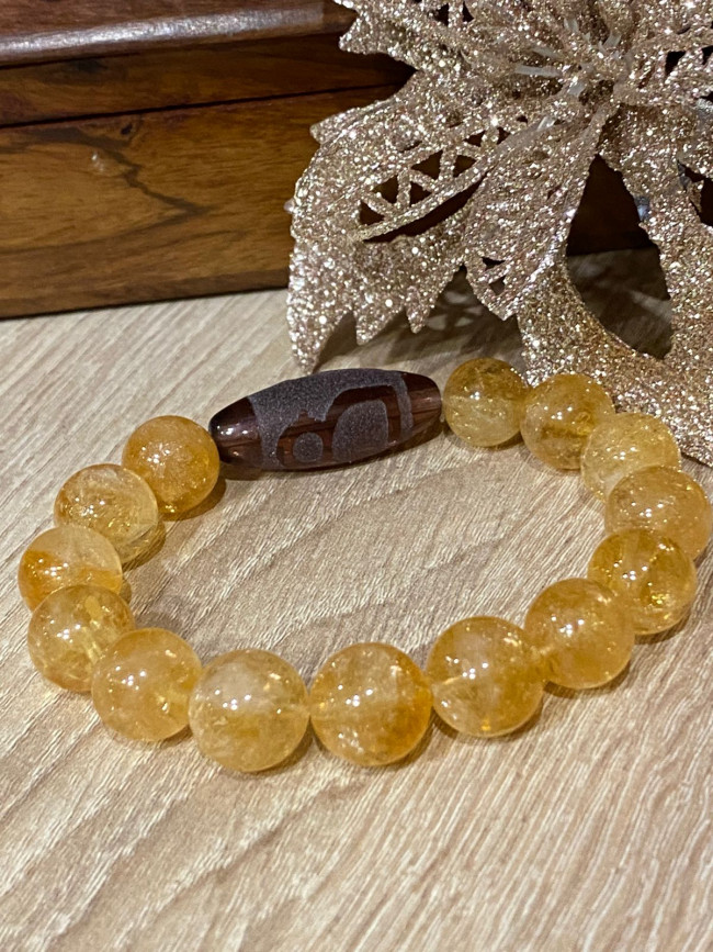 Бусина Дзи "Бог Богатства" в браслете из цитрина