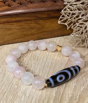 Бусина Дзи 2 глаза в браслете из перламутрового кварца Бусина Дзи 2 глаза в браслете из перламутрового кварца