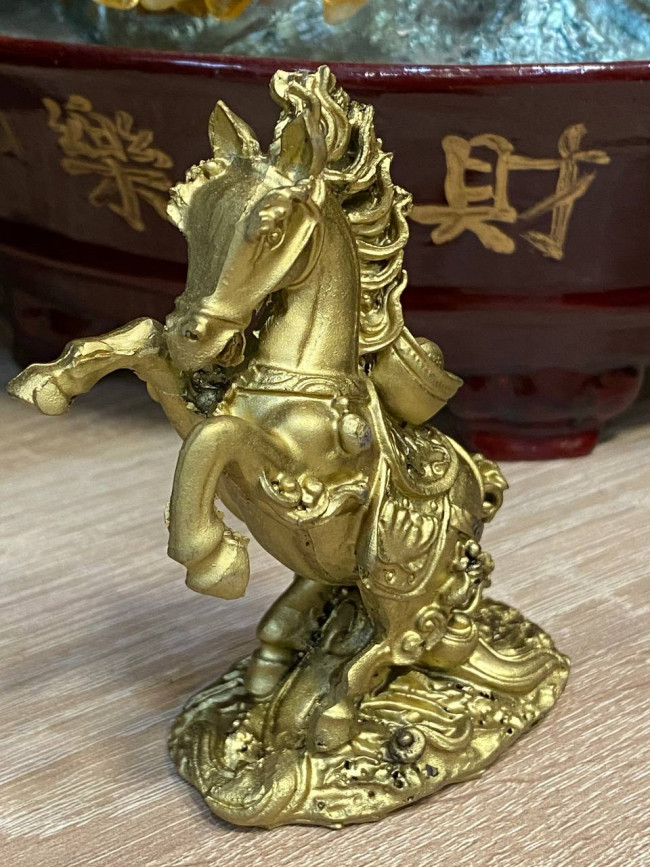 Фигурка " Денежная лошадка со слитком золота на дыбах" Фигурка " Денежная лошадка со слитком золота на дыбах"