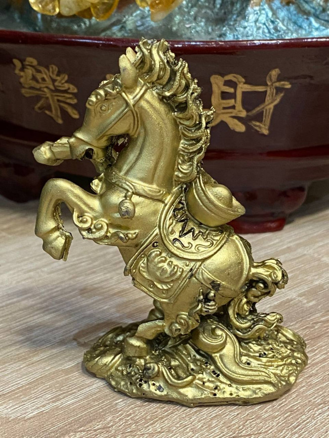 Фигурка " Денежная лошадка со слитком золота на дыбах" Фигурка " Денежная лошадка со слитком золота на дыбах"