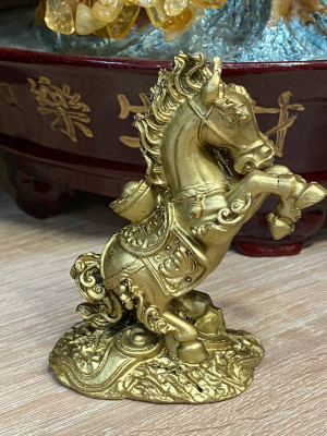 Фигурка " Денежная лошадка со слитком золота на дыбах" Фигурка " Денежная лошадка со слитком золота на дыбах"