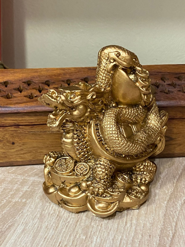 Фигурка " Змея и драконочерепаха на монетах"