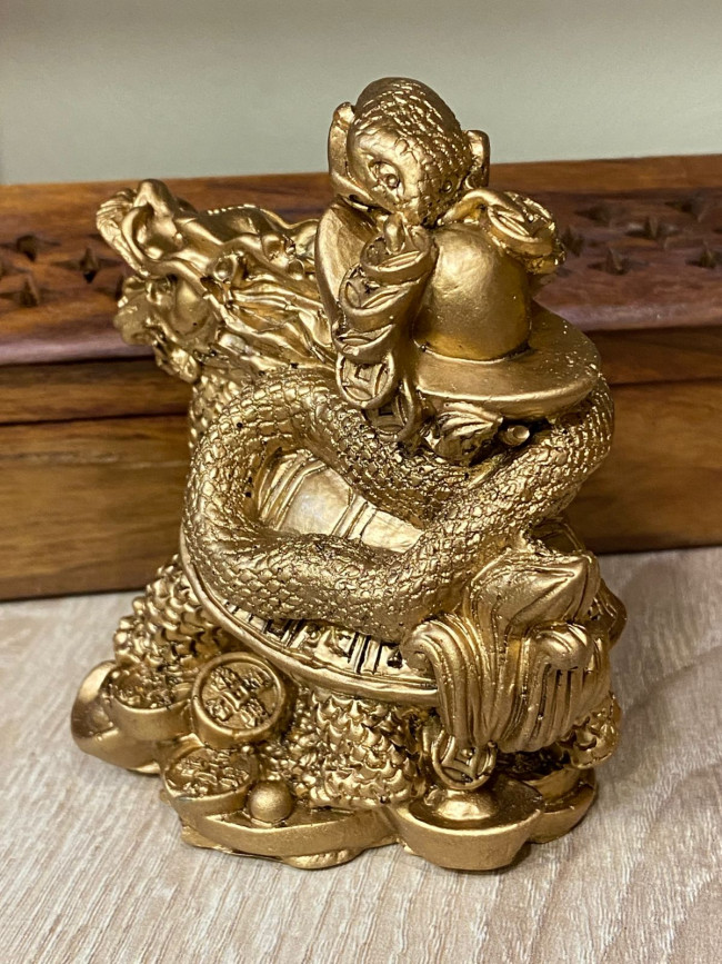 Фигурка " Змея и драконочерепаха на монетах"