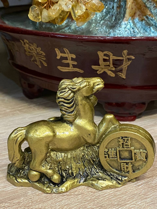 Фигурка " Денежная лошадь с монетами и слитком"