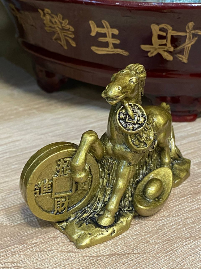 Фигурка " Денежная лошадь с монетами и слитком"