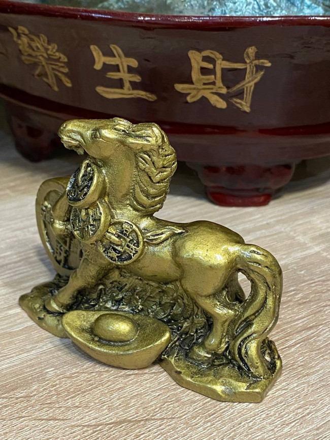 Фигурка " Денежная лошадь с монетами и слитком"