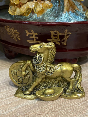 Фигурка " Денежная лошадь с монетами и слитком" Фигурка " Денежная лошадь с монетами и слитком"