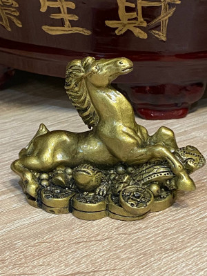 Фигурка " Денежная лошадь на жабе с монетами и жезлом руи" Фигурка " Денежная лошадь на жабе с монетами и жезлом руи"