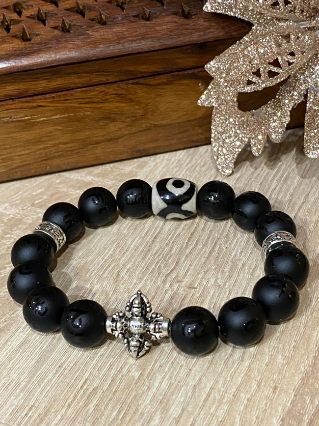 Бусина Дзи "3 глаза" в браслете из агата с мантрами и ваджрой Бусина Дзи "3 глаза" в браслете из агата с мантрами и ваджрой