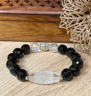 Бусина Дзи "5 глаз с молнией" в браслете из граненого агата и перламутрового горного хрусталя