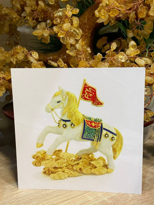 Ламинированная карточка "Лошадь  несущая флаг победы с эмблемой дракона "