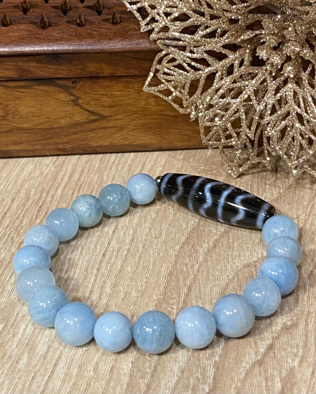 Бусина Дзи "На волне успеха" в браслете из голубого аквамарина