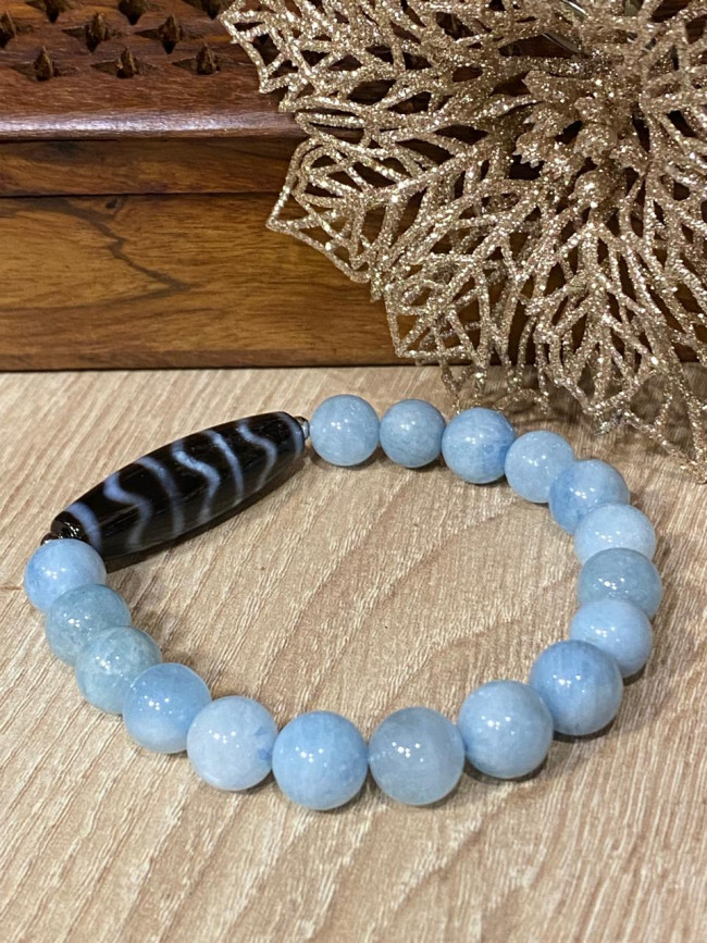 Бусина Дзи "На волне успеха" в браслете из голубого аквамарина