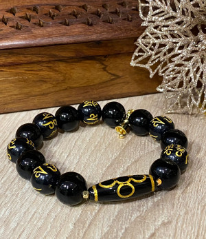 Бусина Дзи "5 глаз с молнией" в браслете из агата с мантрами и ваджрой